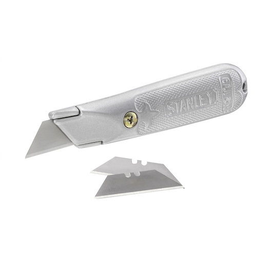STANLEY 2-10-199 couteau utilitaire avec poignée argentée et deux lames de rechange, vue latérale.