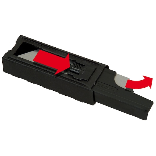 STANLEY 2-11-700 zwart afbreekmesdispenser, schuin weergegeven met rode pijlen voor het uitwerpen van het mes.
