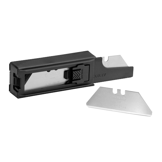 STANLEY 2-11-987 lames pour cutter avec distributeur en plastique noir et deux lames trapézoïdales séparées, vue de face.