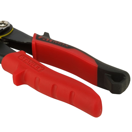 STANLEY 2-14-562 close-up van handgereedschapshandvat, rood-zwart ergonomisch ontwerp, witte achtergrond.