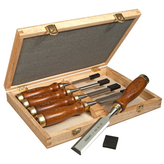 STANLEY 2-16-217 beitelset met vier beitels, houten handgrepen, in een open houten kist, vooraanzicht.