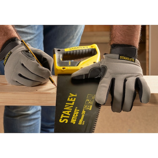 STANLEY 2-20-151 handzaag en handschoenen markeren hout, close-up fotografie.