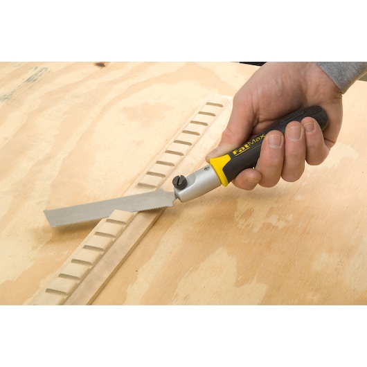 STANLEY 3-20-331 vouwzaag met zwart-geel handvat gebruikt op hout, close-up foto.