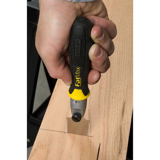 STANLEY 3-20-331 aftekenhaak FatMax voor hout markeren, close-up van hand met gereedschap.