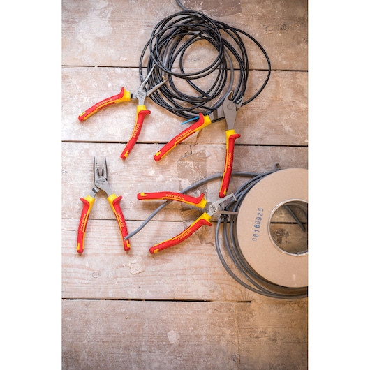 STANLEY 4-84-489 tangen set met rode en gele handgrepen op houten oppervlak, met elektriciteitsdraad, bovenaanzicht.