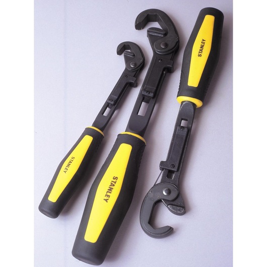 STANLEY 4-87-988 set van drie verstelbare moersleutels met zwarte metalen bekken en geel-zwarte handgrepen, schuine aanzicht.