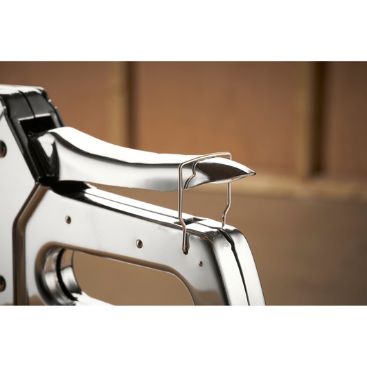 STANLEY 6-TR110 nietmachine zijaanzicht, glanzende metalen behuizing en ergonomische greep.