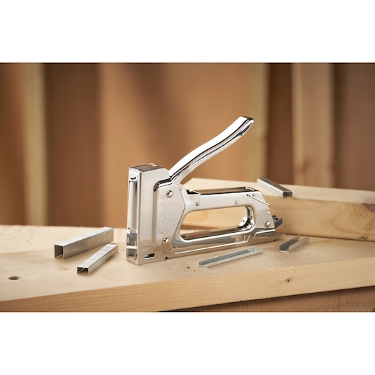 STANLEY 6-TR45 agrafeuse manuelle sur bois avec agrafes métalliques, vue latérale, photographie.