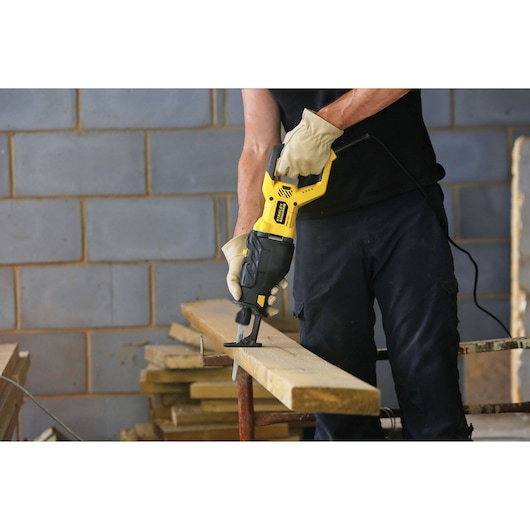 STANLEY FME365K scie sabre en utilisation pour couper une planche de bois, environnement chantier, démonstration.