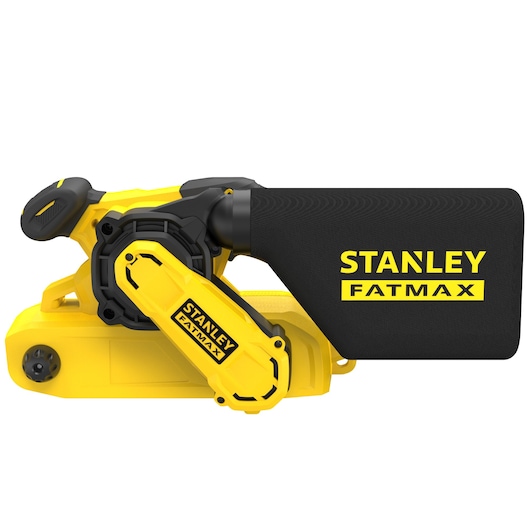 Ponceuse à bande STANLEY FMEW204K avec sac à poussière, jaune et noire, vue latérale sur fond blanc.