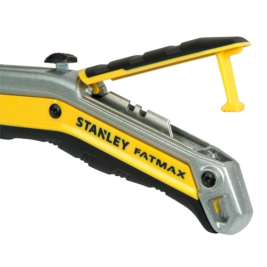 Photo du cutter STANLEY FMHT0-10288, jaune et noir, vue latérale avec le compartiment à lames ouvert.