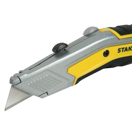 Couteau utilitaire STANLEY FMHT0-10288, argent et jaune, vue latérale en angle sur fond blanc.