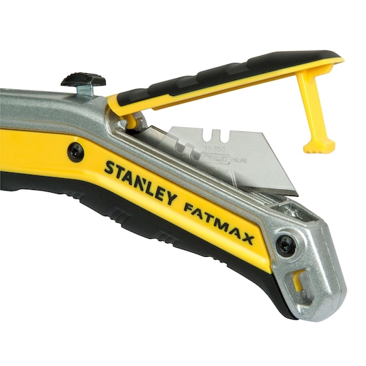 STANLEY FMHT0-10288 couteau utilitaire avec poignée jaune et noire, lame exposée, vue latérale sur fond blanc.