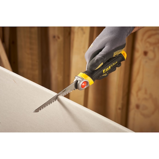 STANLEY FMHT0-20559 gipszaag met ergonomische handgreep in gebruik, close-up zijaanzicht.