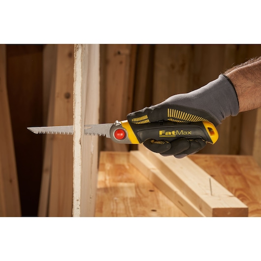 STANLEY FMHT0-20559 FatMax vouwzaag zaagt gipsplaat, close-up in gehandschoende hand.