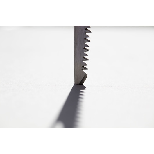 STANLEY FMHT0-20559 zaagblad close-up, verticale hoek, scherpe tanden met schaduw op witte achtergrond