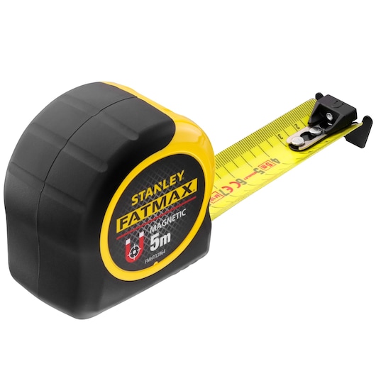 STANLEY FMHT0-33864 FatMax magnetische rolmaat, 5m, gele band, zijaanzicht, fotografie.