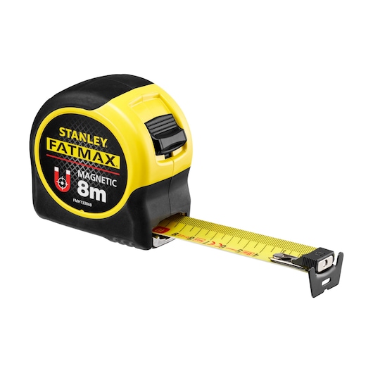 STANLEY FMHT0-33868 FATMAX magnetische rolmaat 8m, schuine voorkant op witte achtergrond.