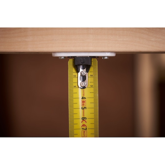 STANLEY FMHT0-33868 rolmaat close-up, meet houten rand, gele band zichtbaar.