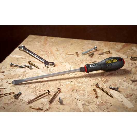 Stanley FMHT0-62621 platte schroevendraaier met ergonomische handgreep op multiplex tussen schroeven en sleutel.