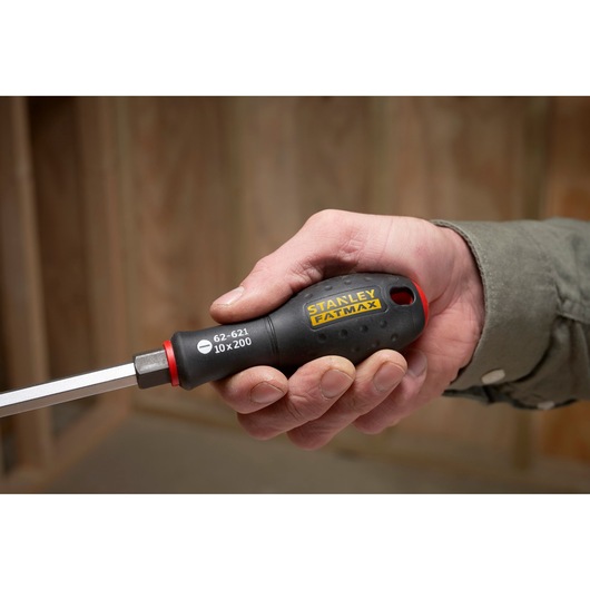 Stanley FMHT0-62621 sleufschroevendraaier met zwart-gele handgreep, in hand gehouden.