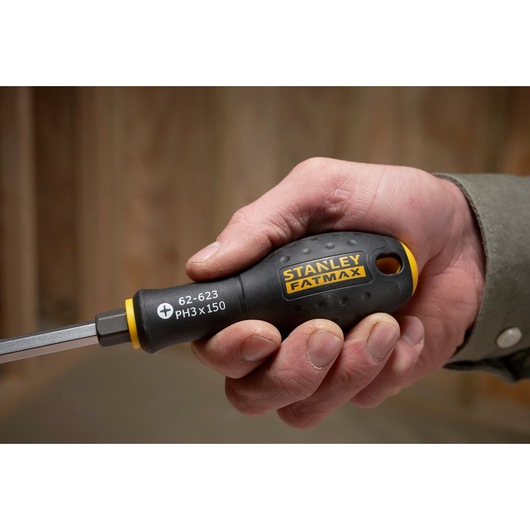 Tournevis STANLEY FMHT0-62623 avec manche noir et jaune, logo FATMAX, tenu dans une main.