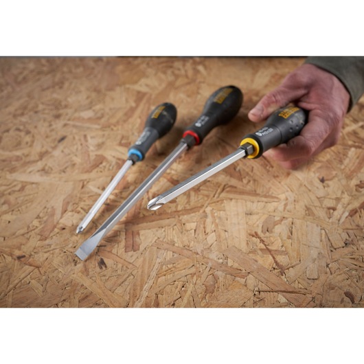 STANLEY FMHT0-62623 ensemble de tournevis à poignées ergonomiques sur surface bois, angle latéral.