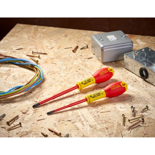 STANLEY FMHT0-62649 geïsoleerde schroevendraaiers op houten oppervlak, omringd door elektrische draden en bevestigingen.