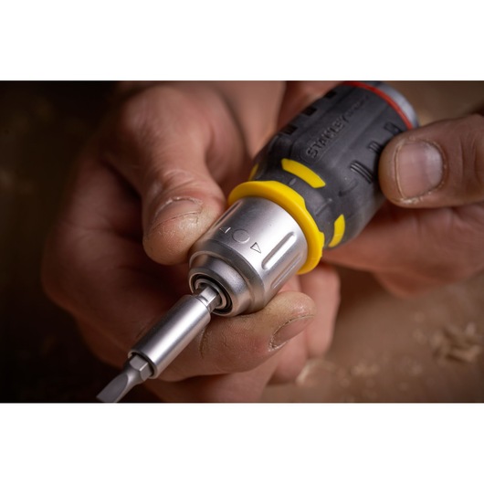 STANLEY FMHT0-62688 tournevis à manche jaune et noir, gros plan en utilisation, embout métallique visible.