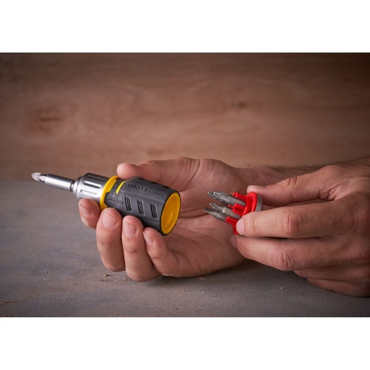 STANLEY FMHT0-62688 tournevis avec porte-embouts en main, photographie montrant les caractéristiques.