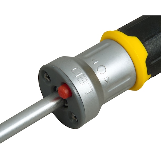 STANLEY FMHT0-62689 schroevendraaier handvat close-up met gele kraag, zwart handvat en LED-indicator, studiohoek.