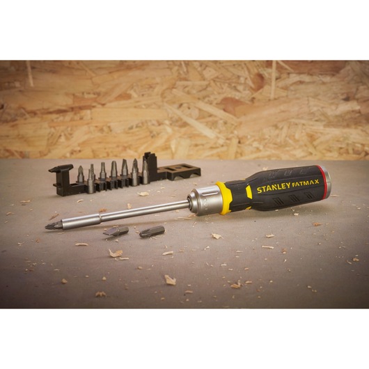 Stanley FMHT0-62690 schroevendraaier met verwisselbare bits en houder op werkbank, zijaanzicht.