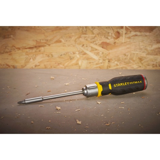 STANLEY FMHT0-62690 FATMAX schroevendraaier met zwart-gele handgreep op werkplaatsoppervlak.
