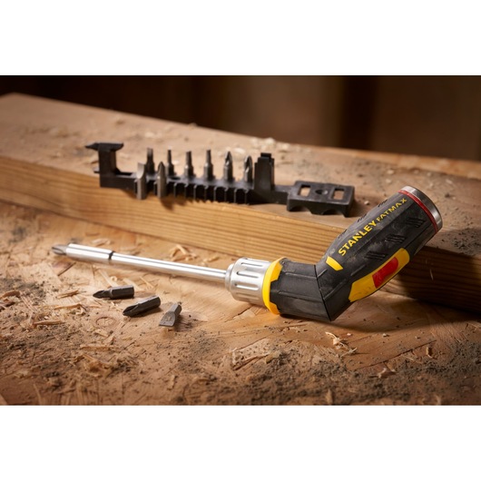 STANLEY FMHT0-62691 tournevis à cliquet noir et jaune, porte-embouts et embouts sur bois.