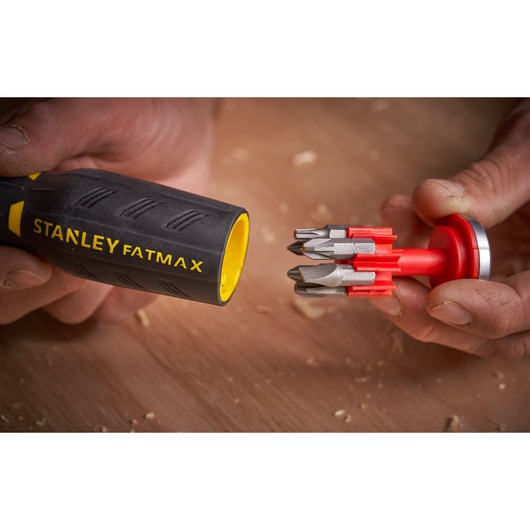 STANLEY FATMAX FMHT0-62691 manche de tournevis avec intérieur jaune, porte-embouts rouge avec plusieurs embouts, gros plan.