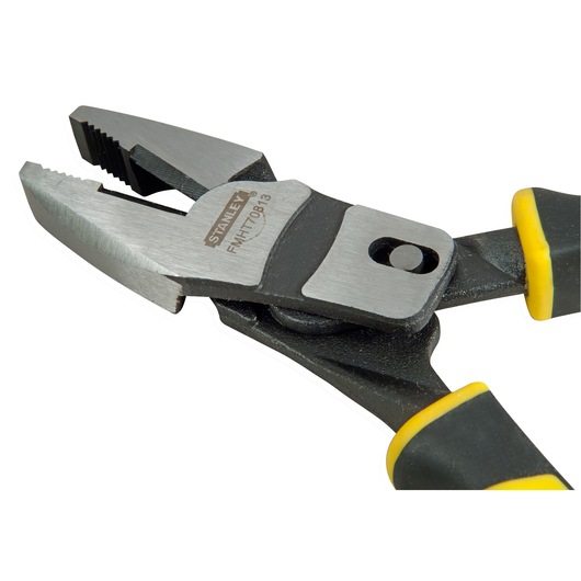 Pince STANLEY FMHT0-70813 avec poignées noires et jaunes, vue rapprochée des mâchoires dentelées.