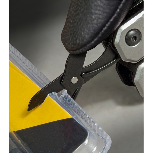 STANLEY FMHT0-72414 multitool schaar snijdt plastic verpakking, close-up foto.