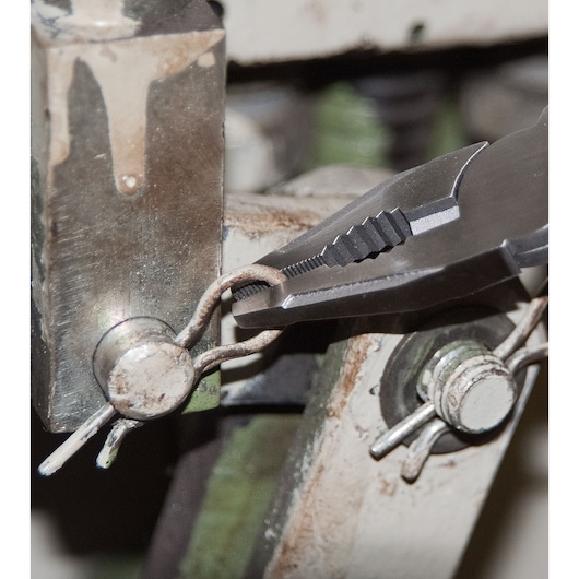 STANLEY FMHT0-72414 tang klemt draad bij metalen machine, close-up foto.