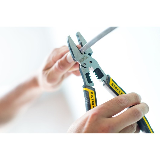 STANLEY FMHT0-75469 tang klemt draad vast, close-up foto, zwart-gele FATMAX handgrepen.