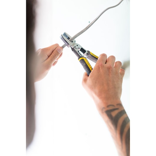 Stanley FMHT0-75469 tang met zwart-gele handgrepen knipt draad, zijaanzicht, categorie fotografie.