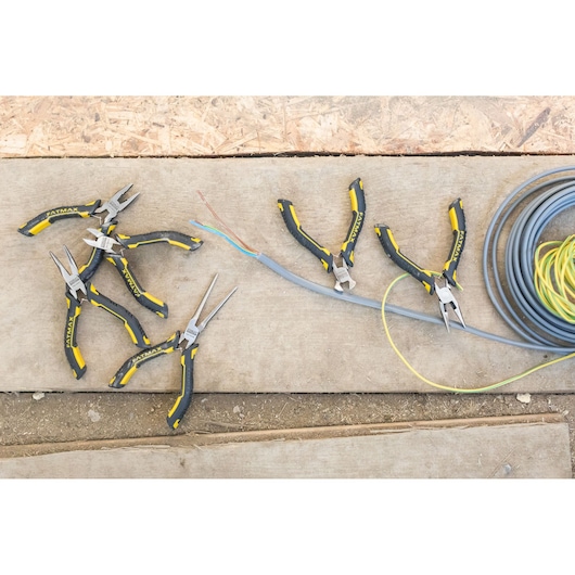 STANLEY FMHT0-80541 tangenset met zwart-gele handgrepen op werkplek, van bovenaf bekeken.