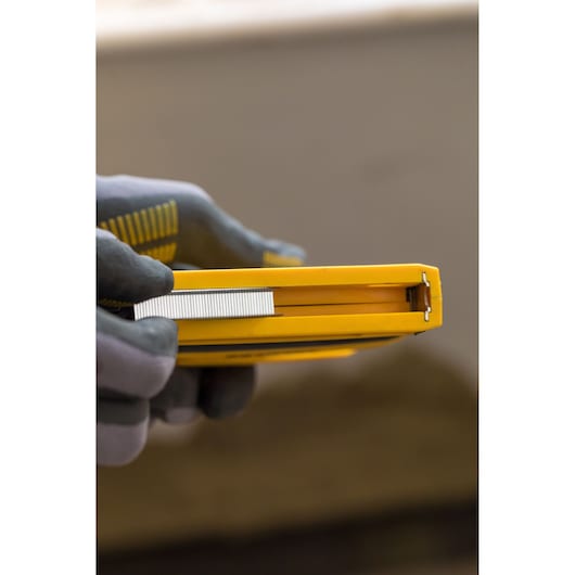 STANLEY FMHT0-80551 nietmachine in hand, zijaanzicht met geplaatste nietjes.