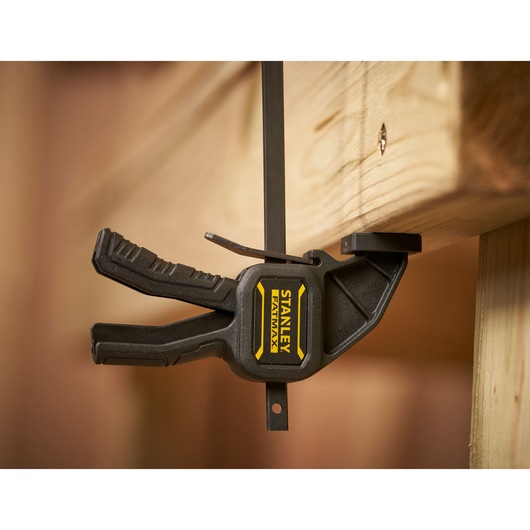 STANLEY FMHT0-83231 photographie du serre-joint FATMAX noir fixant une poutre en bois.