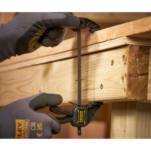 STANLEY FMHT0-83231 serre-joint à gâchette fixé sur du bois, vue rapprochée.