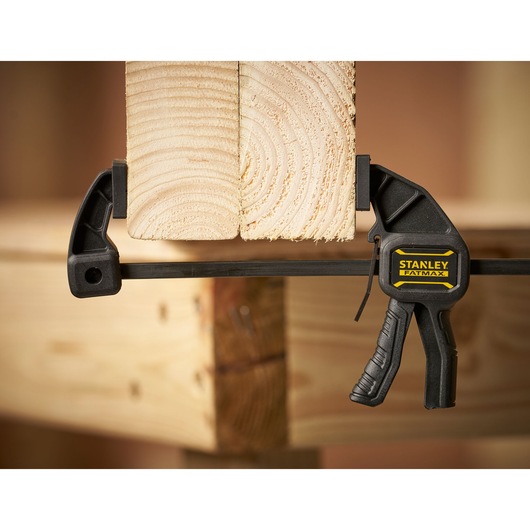 STANLEY FMHT0-83231 serre-joint tenant deux planches en bois, gros plan en atelier.