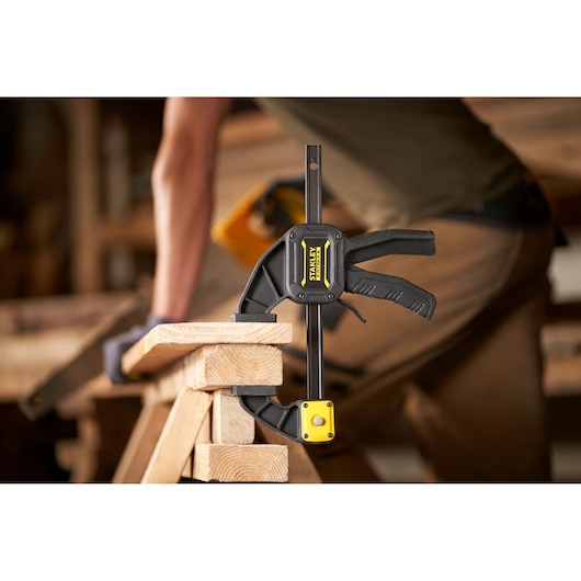 STANLEY FMHT0-83234 serre-joint fixant du bois dans un atelier, vue latérale rapprochée.