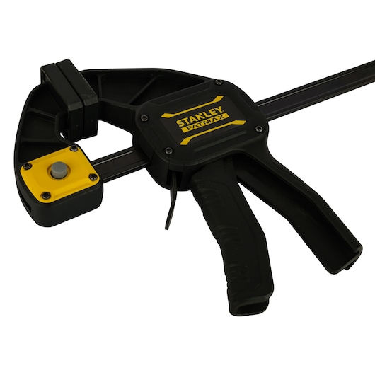 Stanley FMHT0-83235 FatMax serre-joint à gâchette noir et jaune, vue latérale sur fond blanc.