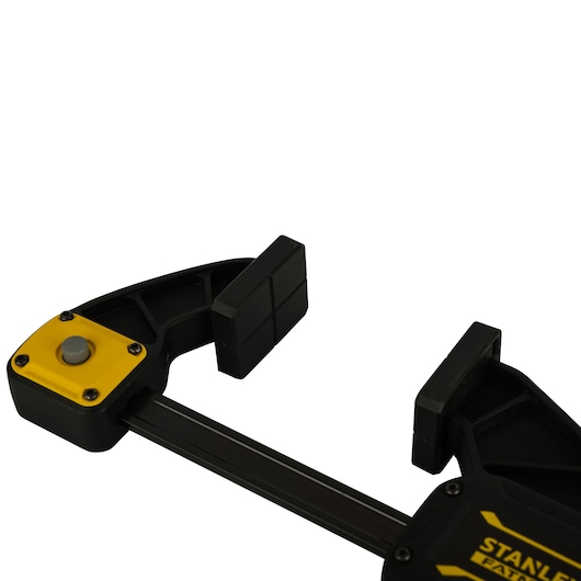 STANLEY FMHT0-83235 serre-joint à barre noir et jaune, gros plan sur fond blanc