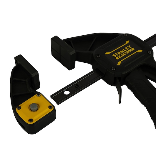 Stanley FMHT0-83235 outil de serrage avec mâchoires noires et jaunes amovibles, angle avant, fond blanc.