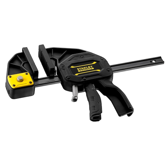 STANLEY FMHT0-83238 photographie de serre-joint à gâchette noir et jaune, angle avant, sur fond blanc.